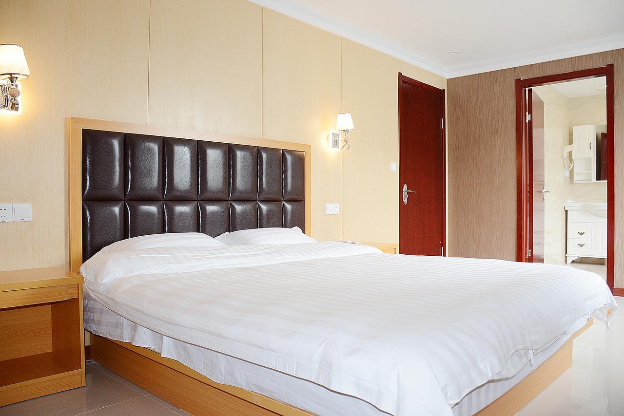 100 Pudong Airport Hotel 2*